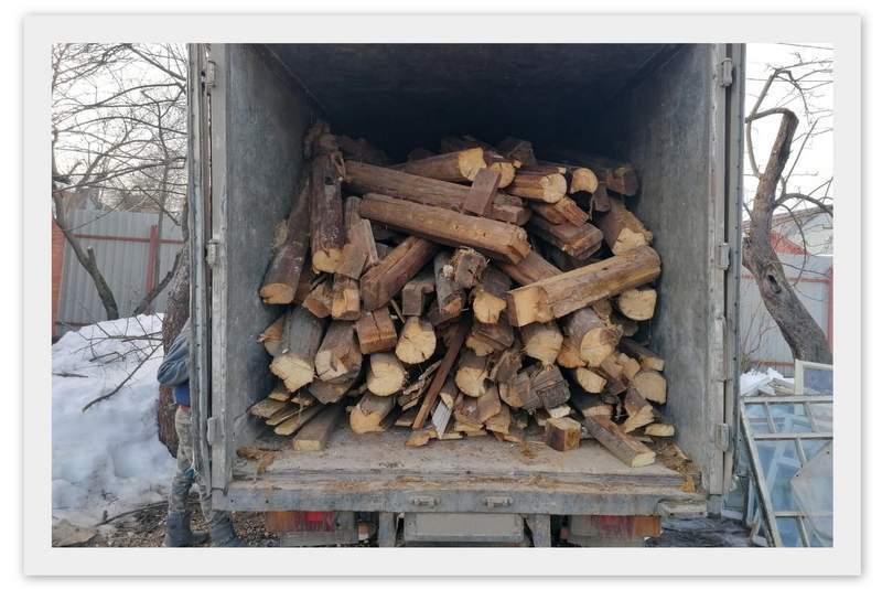 погрузка старых бревен в газель погрузка старых бревен в газель картинка