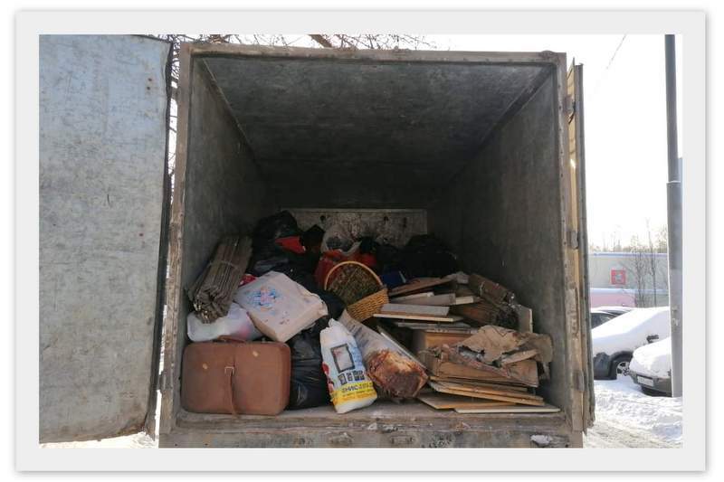 бытовой мусор и хлам в машине бытовой мусор и хлам в машине картинка
